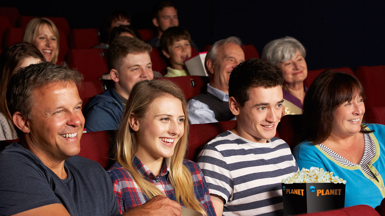 תמונה של אנשים יושבים בתוך אולם קולנוע